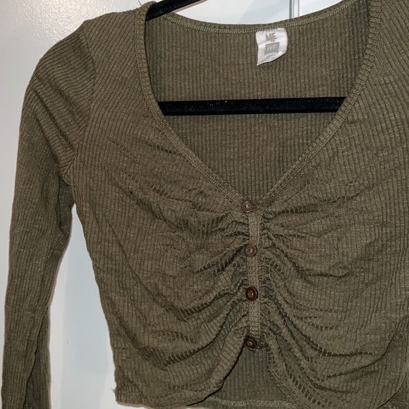 Me To We Women’s Forest Green Ribbed Long Sleeve Button Scrunch Crop Top— Size S - Picture 2 of 5